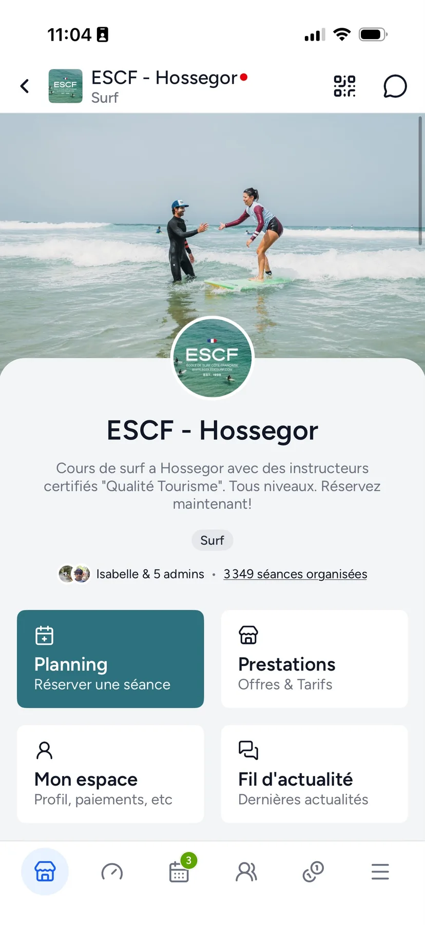 Application mobile Shaker pour écoles de surf montrant un profil d'école, un planning et des services
